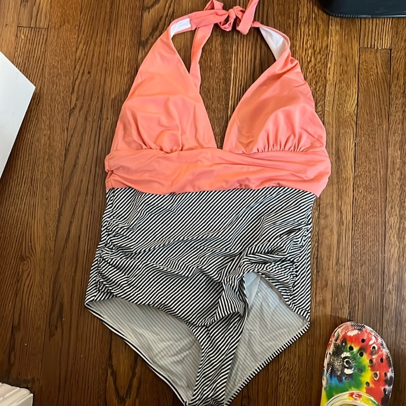 Women’s bathing suit - Picture 1 of 2